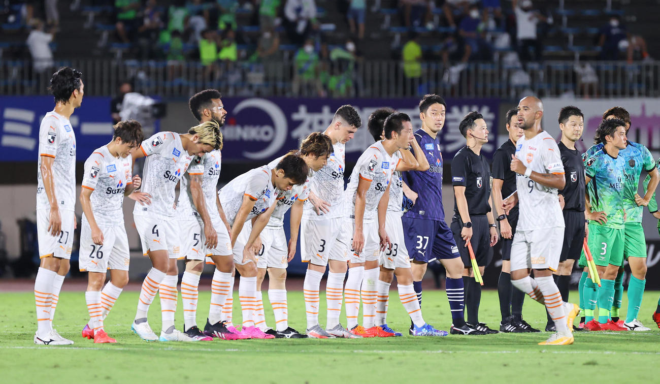 湘南対清水　1－1の引き分けに終わり渋い表情を見せるGK権田（右から7人目）ら清水の選手たち（撮影・垰建太）