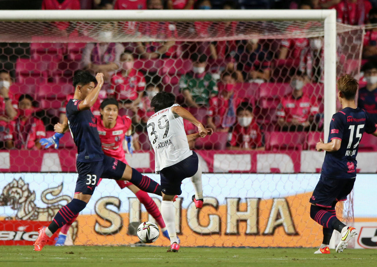 C大阪対横浜FC　前半、横浜FC渡辺（右から2人目）は先制ゴールを決める（撮影・上山淳一）