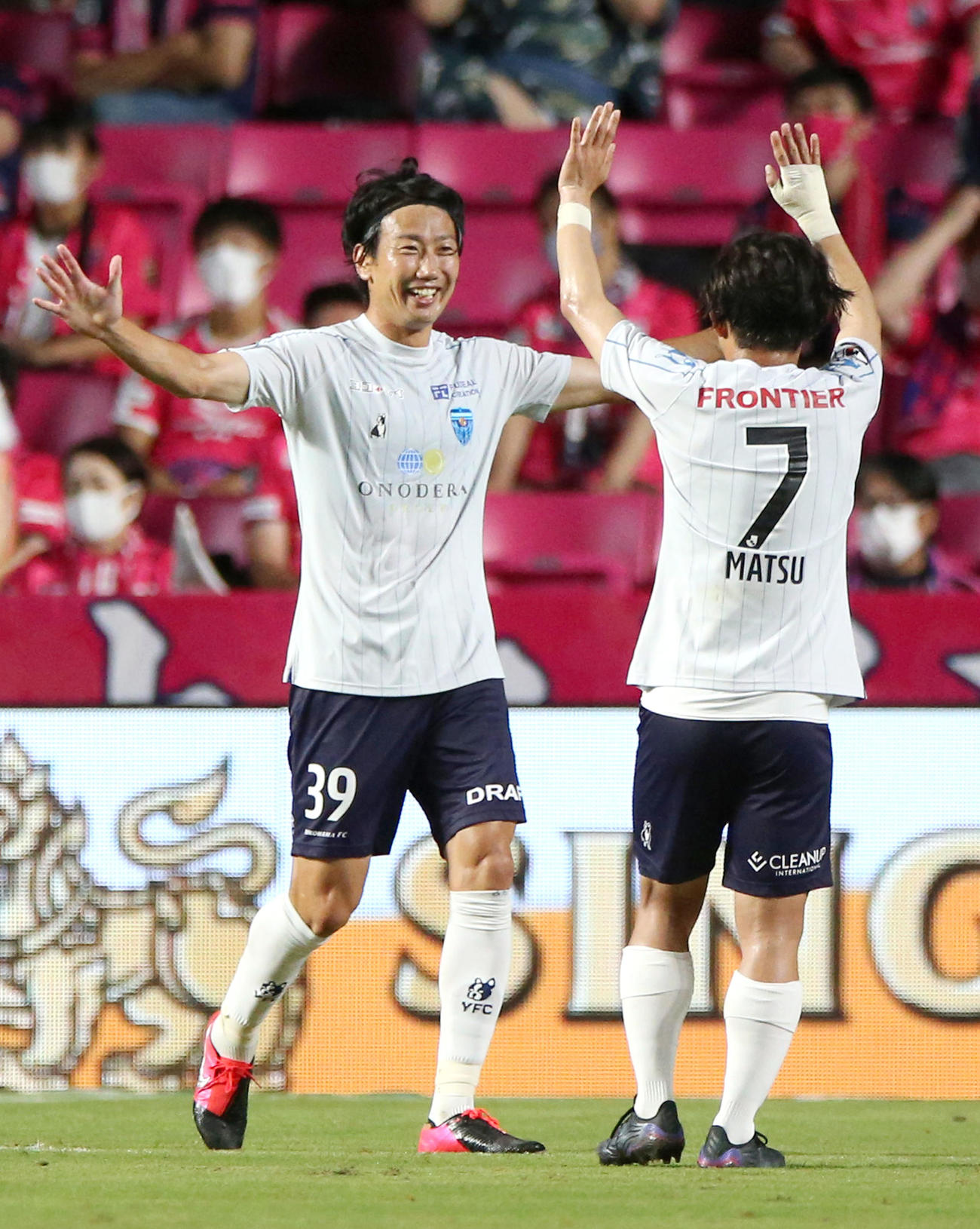 C大阪対横浜FC　前半、横浜FC渡辺（左）は先制ゴールを決め喜ぶ（撮影・上山淳一）