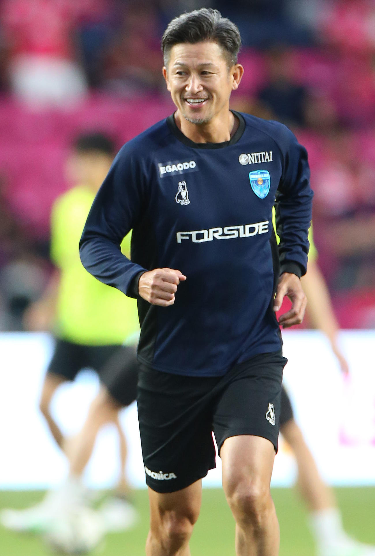 C大阪対横浜FC　試合前、リラックスした表情でアップする横浜FCカズ（撮影・上山淳一）