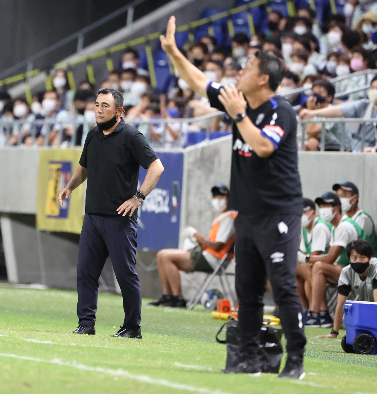 G大阪対東京　後半、戦況をみつめる東京・長谷川監督（左）、右はG大阪・松波監督（撮影・清水貴仁）