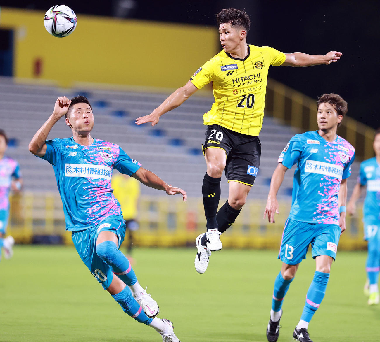 柏対鳥栖　後半、ハイボールを競り合いながらパスを出す柏三丸（右）（撮影・浅見桂子）