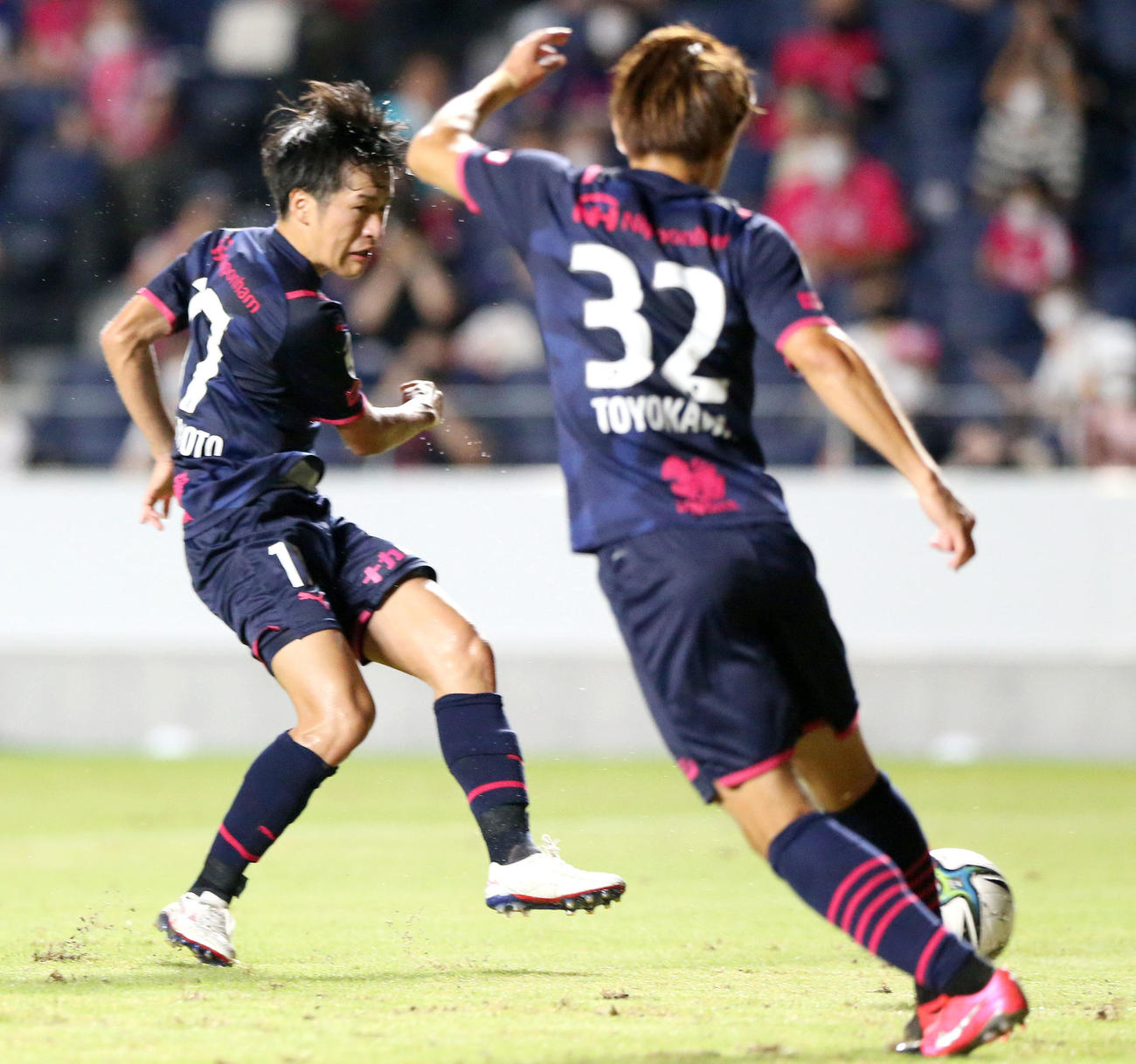C大阪対横浜FC　後半、C大阪坂元（左）はゴールを決める撮影・上山淳一）