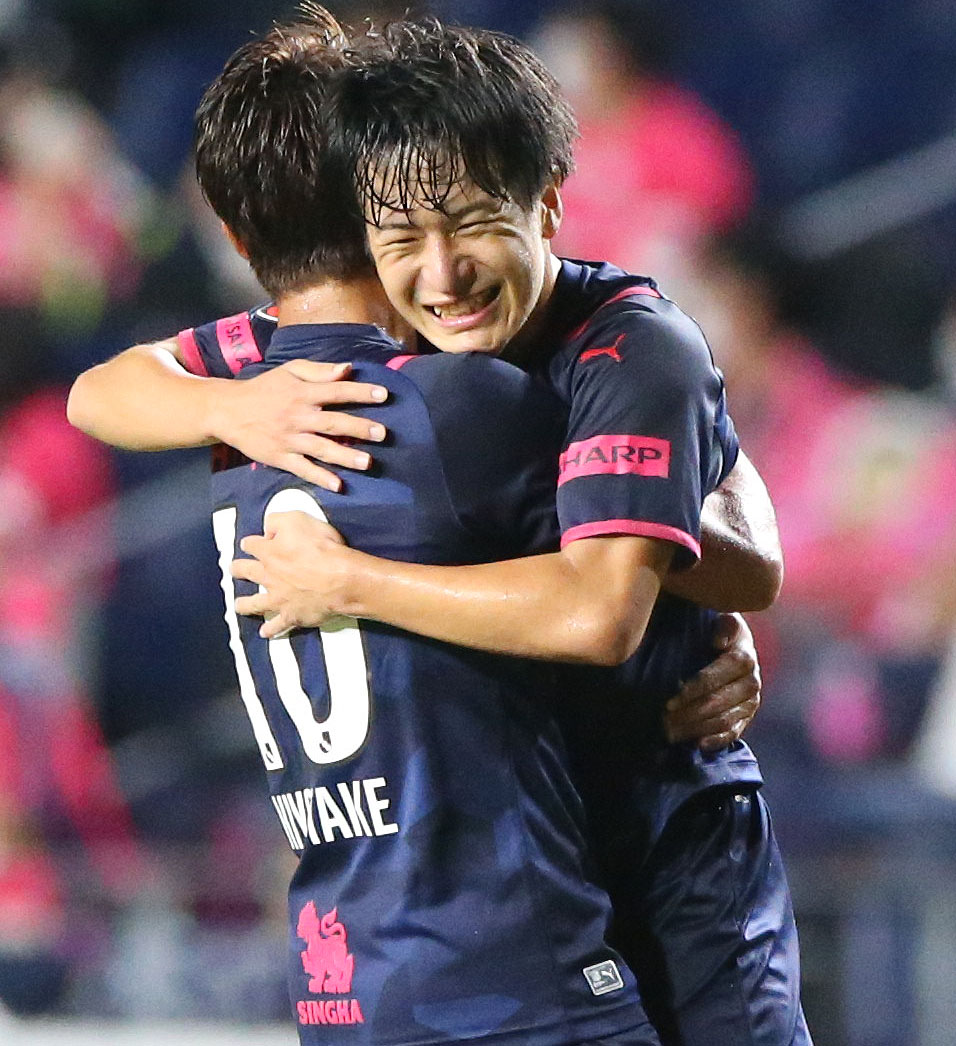 C大阪対横浜FC　後半、C大阪坂元（右）はゴールを決めC大阪清武と抱き合い喜ぶ（撮影・上山淳一）