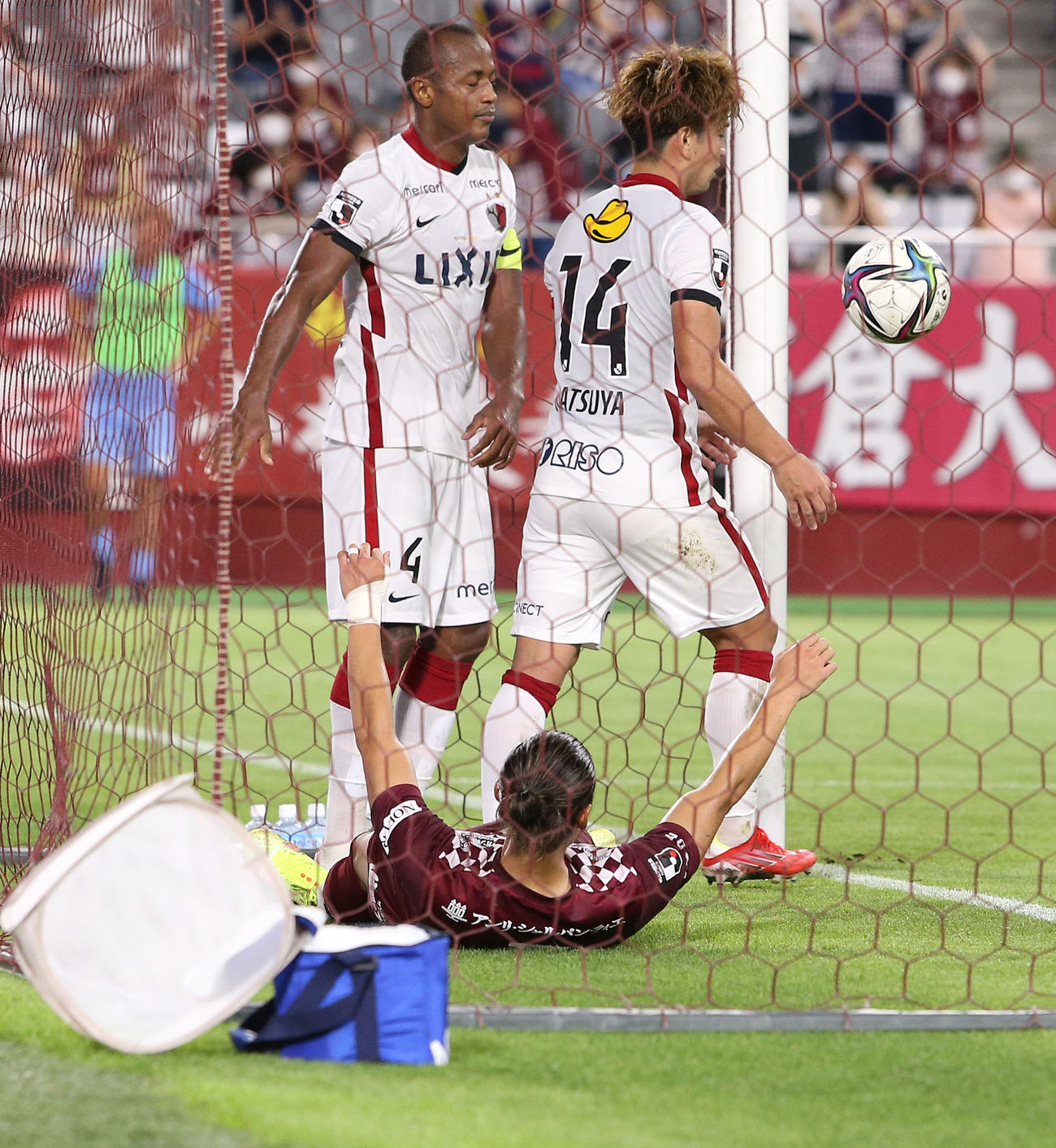 神戸対鹿島　後半、先制ゴールを決めてガッツポーズする神戸山口蛍（撮影・白石智彦）