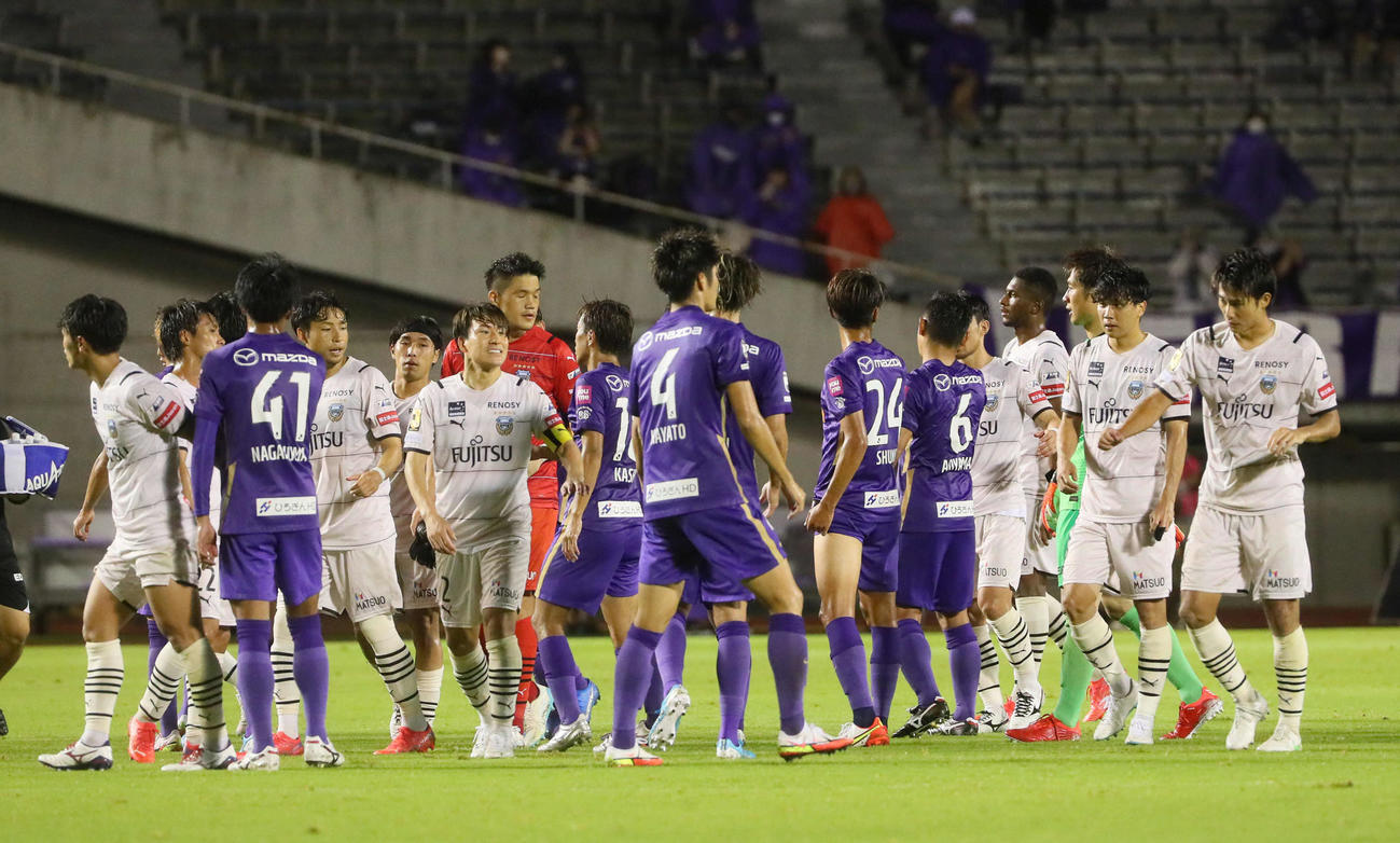 広島対川崎F　引き分けに終わりあいさつする広島イレブンと川崎Fイレブン（撮影・宮崎幸一）