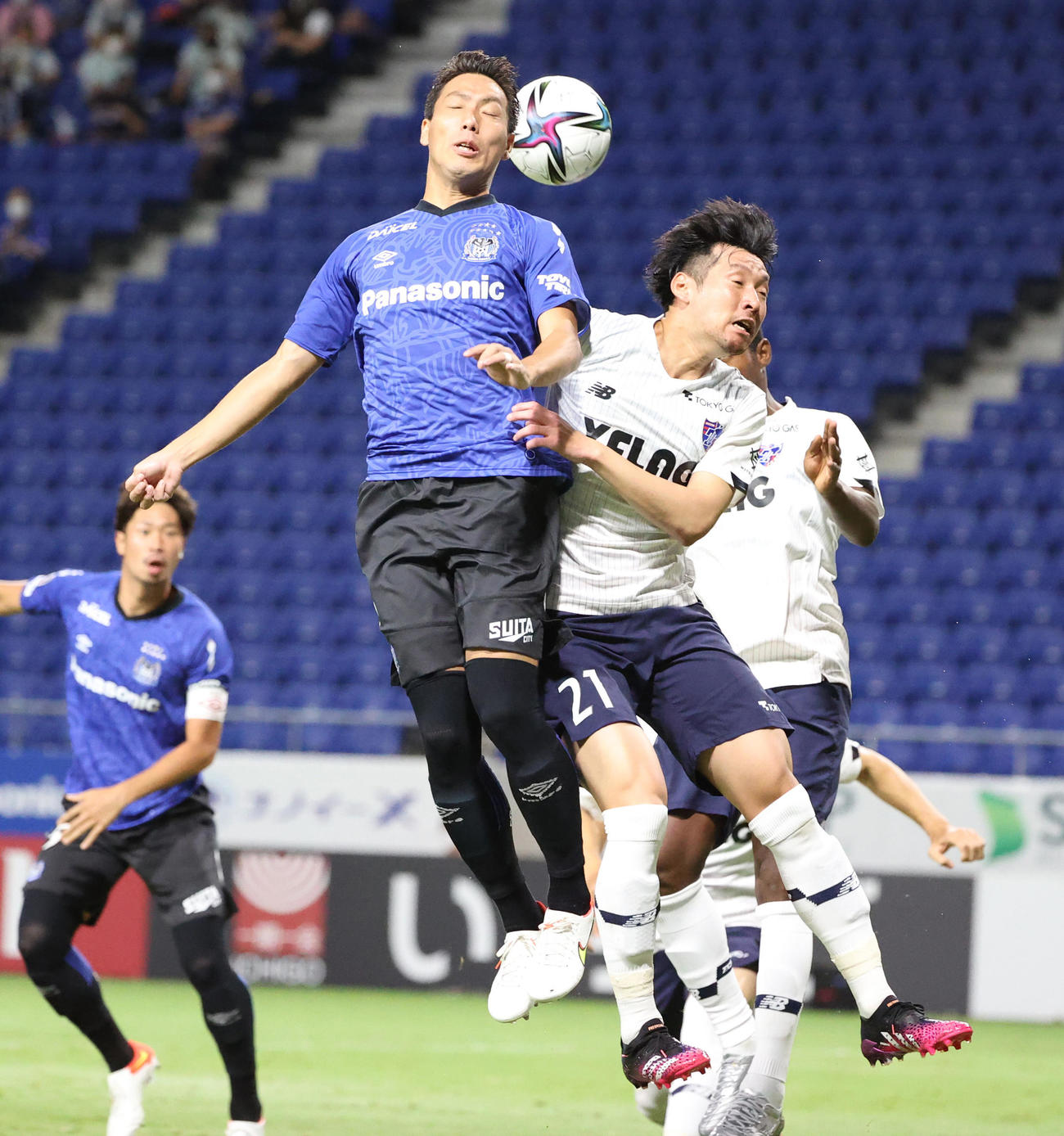 G大阪対東京　前半、東京ゴール前で競り合うG大阪・昌子（左）と東京・青木（撮影・清水貴仁）