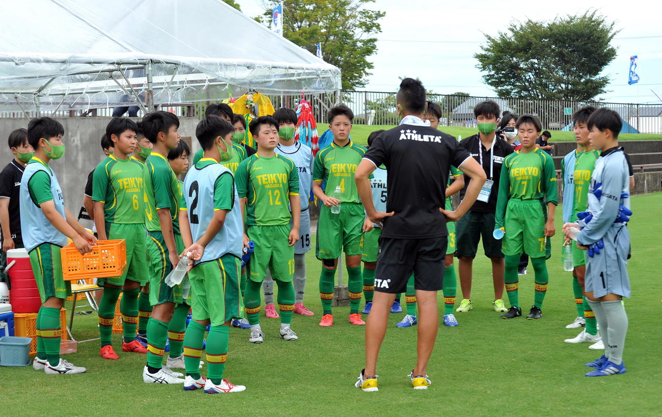 試合後、松野監督（手前中央）の話を聞く帝京長岡の選手たち