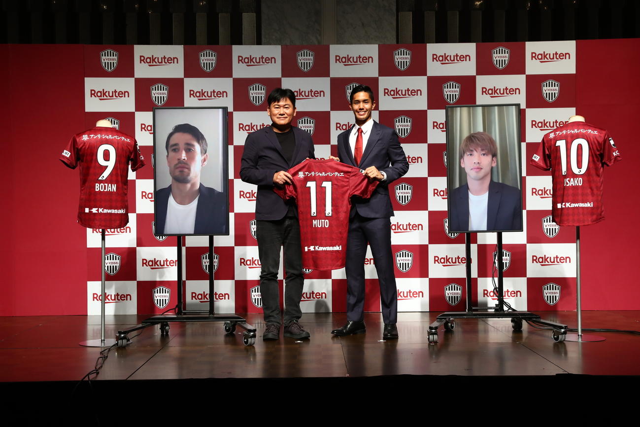 神戸の新入団会見に参加した、左からボージャン、三木谷会長、武藤、大迫（C）VISSEL KOBE