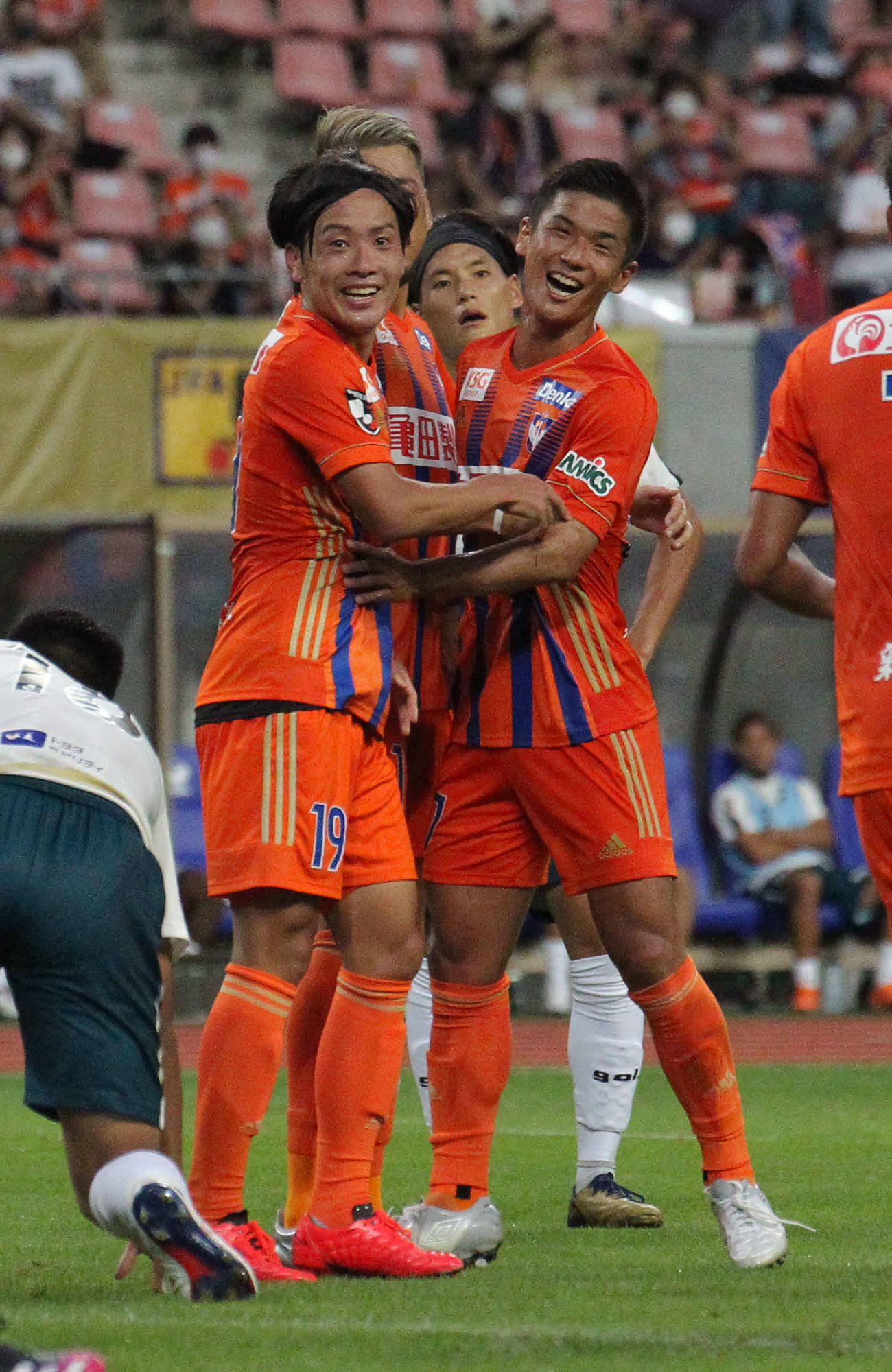 新潟対相模原　0－1の前半32分に同点ゴールを決めたMF福田（右）はMF星と抱き合って喜ぶ