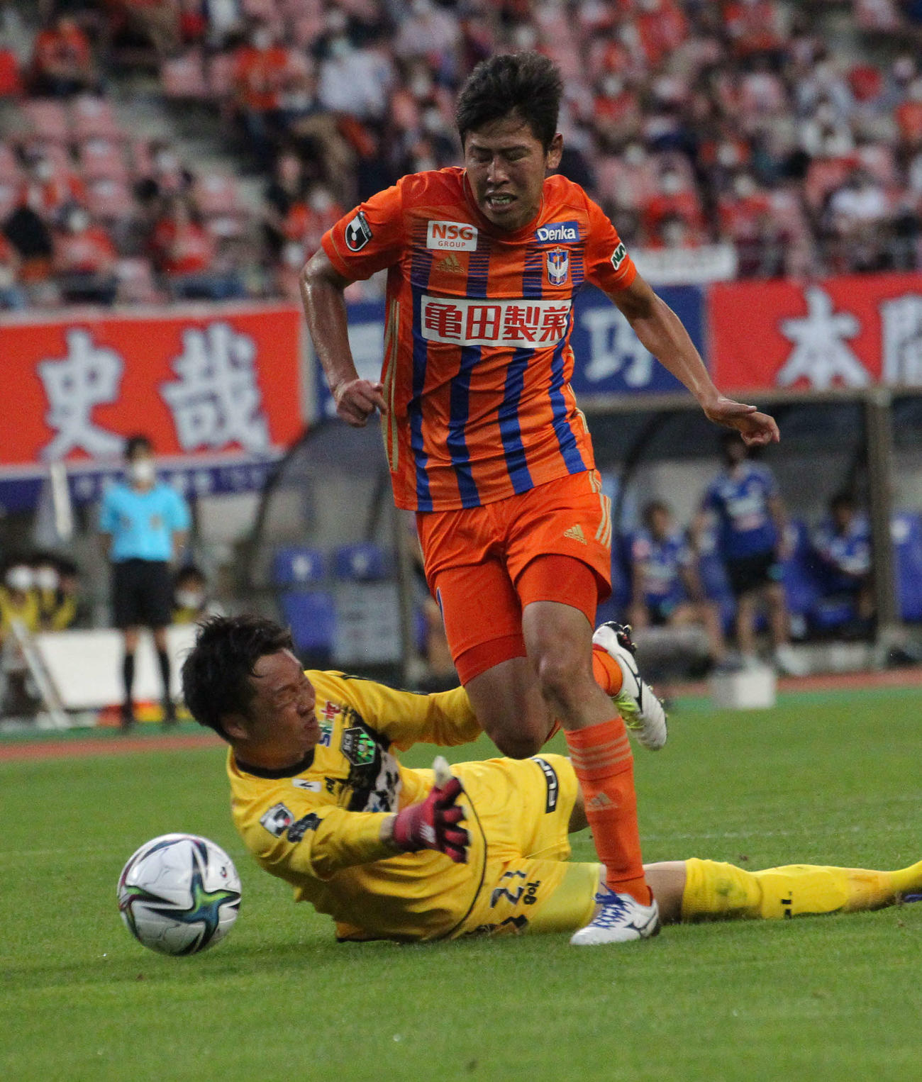 新潟対相模原　0－0の前半、飛び出したGKをかわしたFW谷口。しかし得点ならず