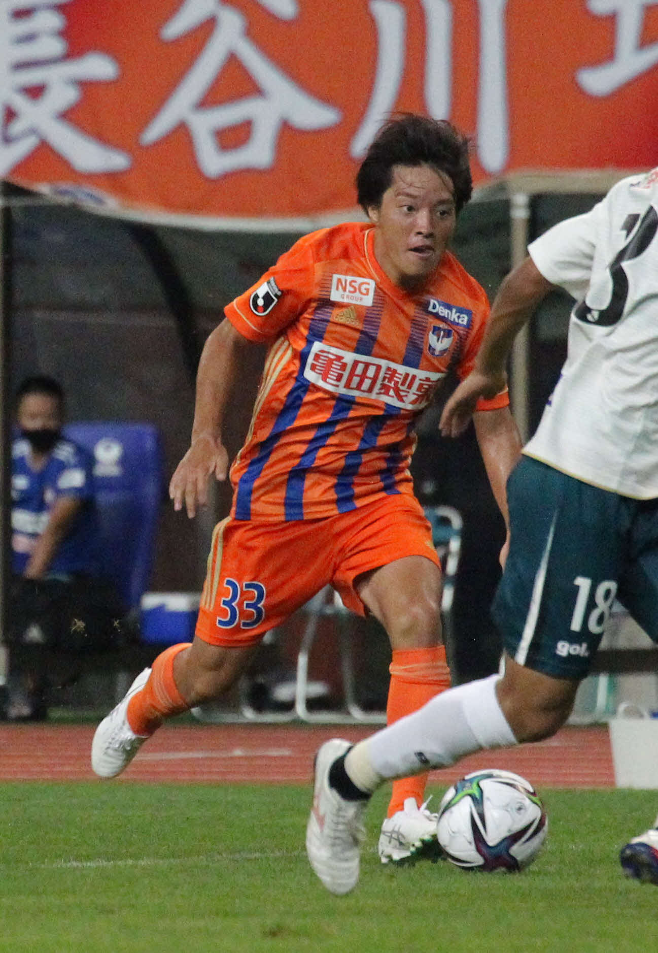 新潟対相模原　ドリブルするMF高木