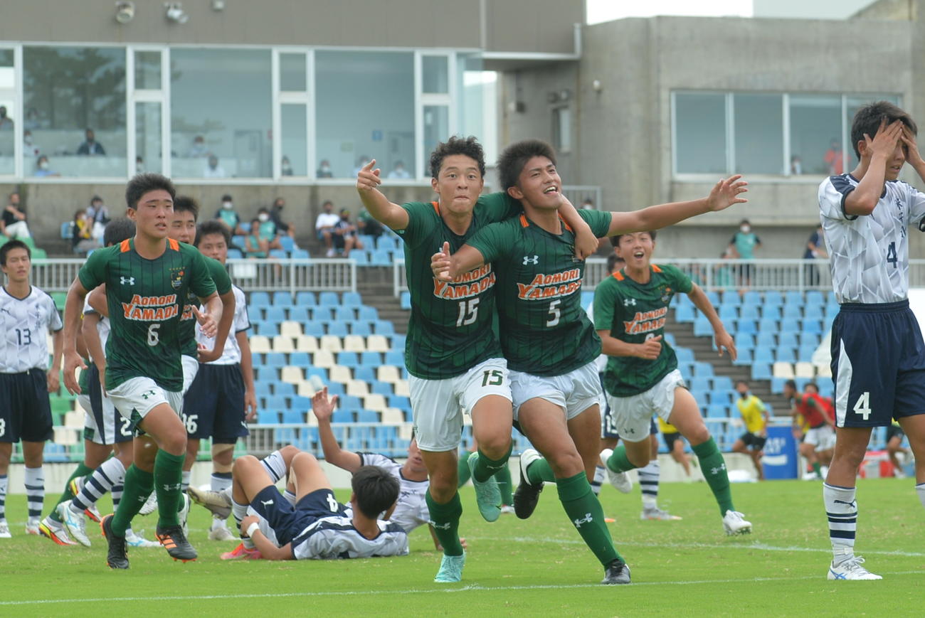 延長後半、青森山田・丸山（5番）は、左CKから決勝弾を決め大喜び