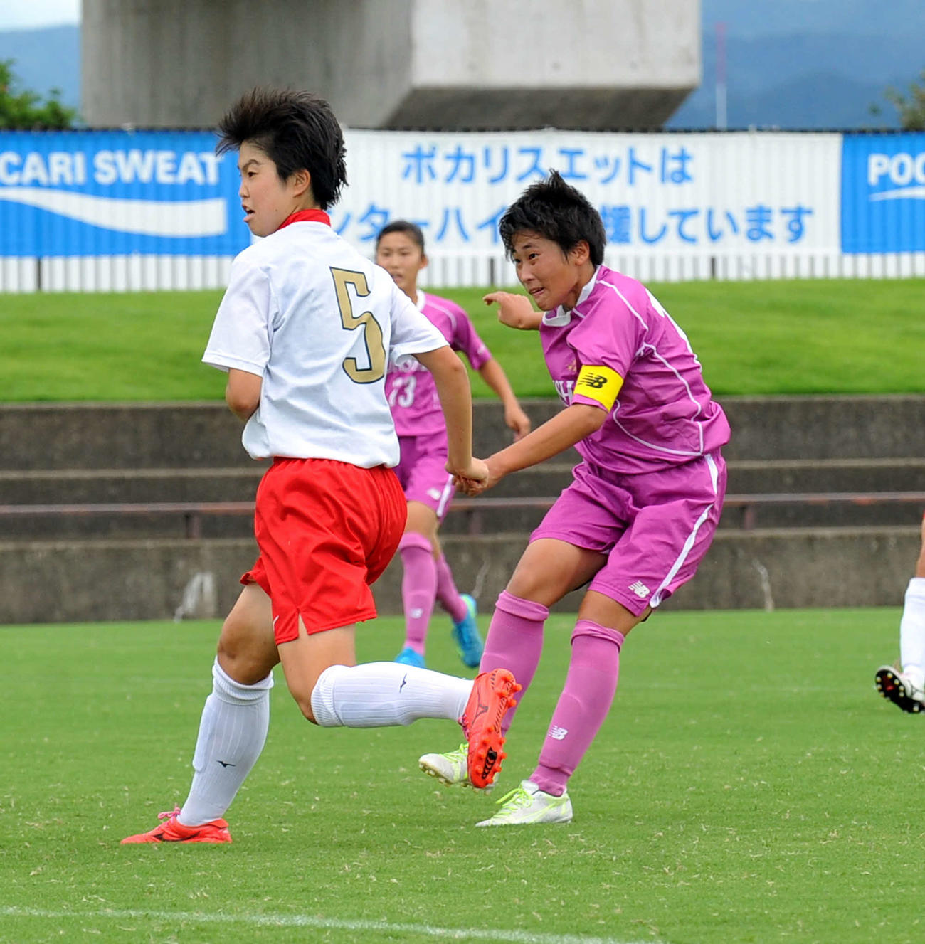 後半25分、同点ゴールを決める藤枝順心MF窓岩（右）