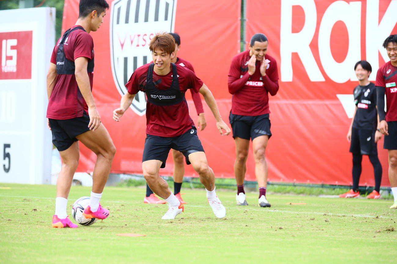 神戸の練習に初参加した大迫勇也（中央）、左は武藤嘉紀（C）VISSEL KOBE