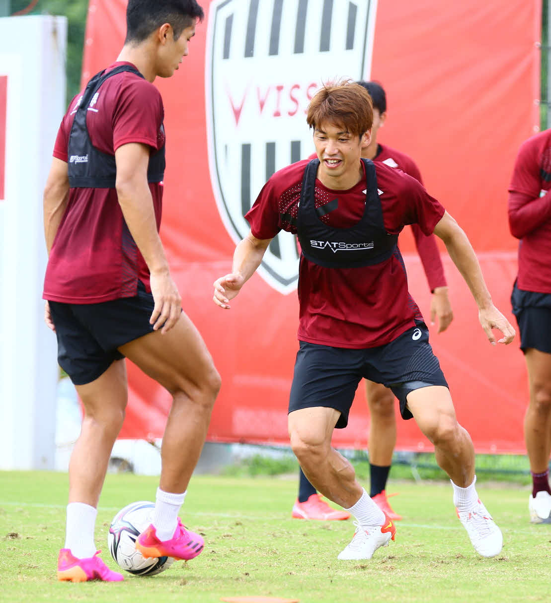21年8月23日、神戸の練習に初参加した大迫（右）。左は武藤（C）VISSEL KOBE