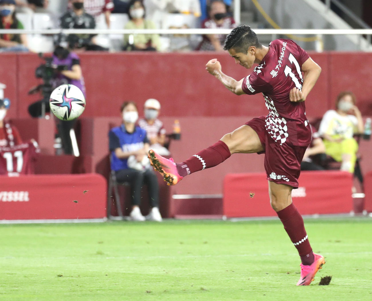 21年8月21日、サッカーJ１リーグ、鹿島戦でシュートを放つ神戸武藤嘉紀
