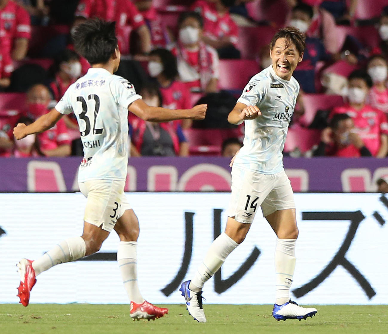C大阪対湘南　前半、湘南茨田（右）はゴールを決め喜ぶ（撮影・上山淳一）