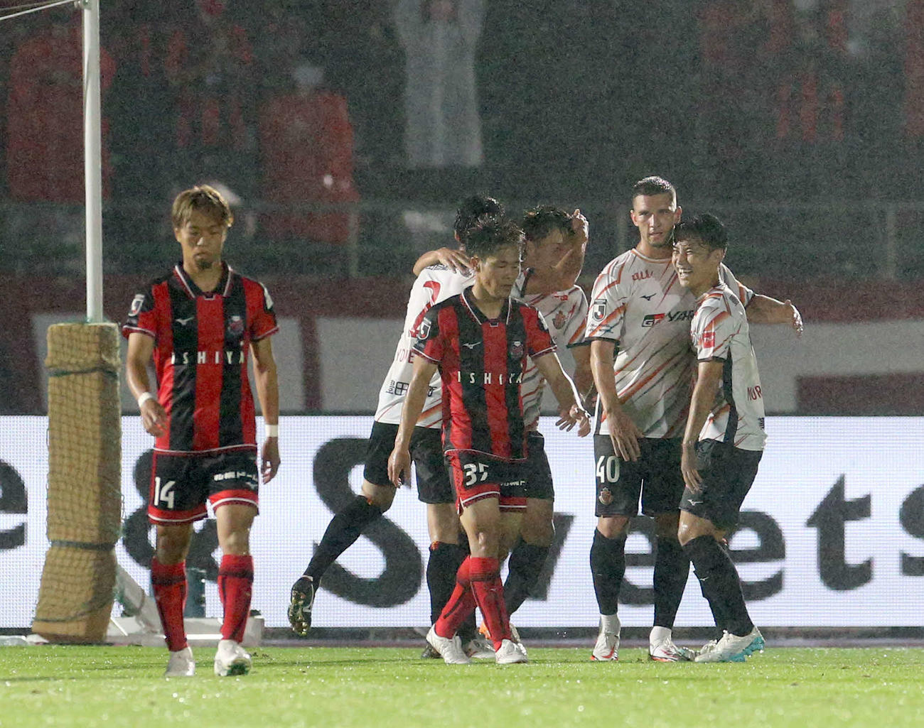 札幌対名古屋　前半、名古屋稲垣に2点目を決められ肩を落とす札幌小柏（中央）（撮影・佐藤翔太）