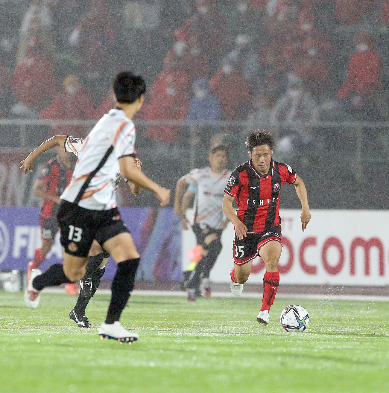 札幌対名古屋　前半、ドリブルをする札幌小柏（右）（撮影・佐藤翔太）