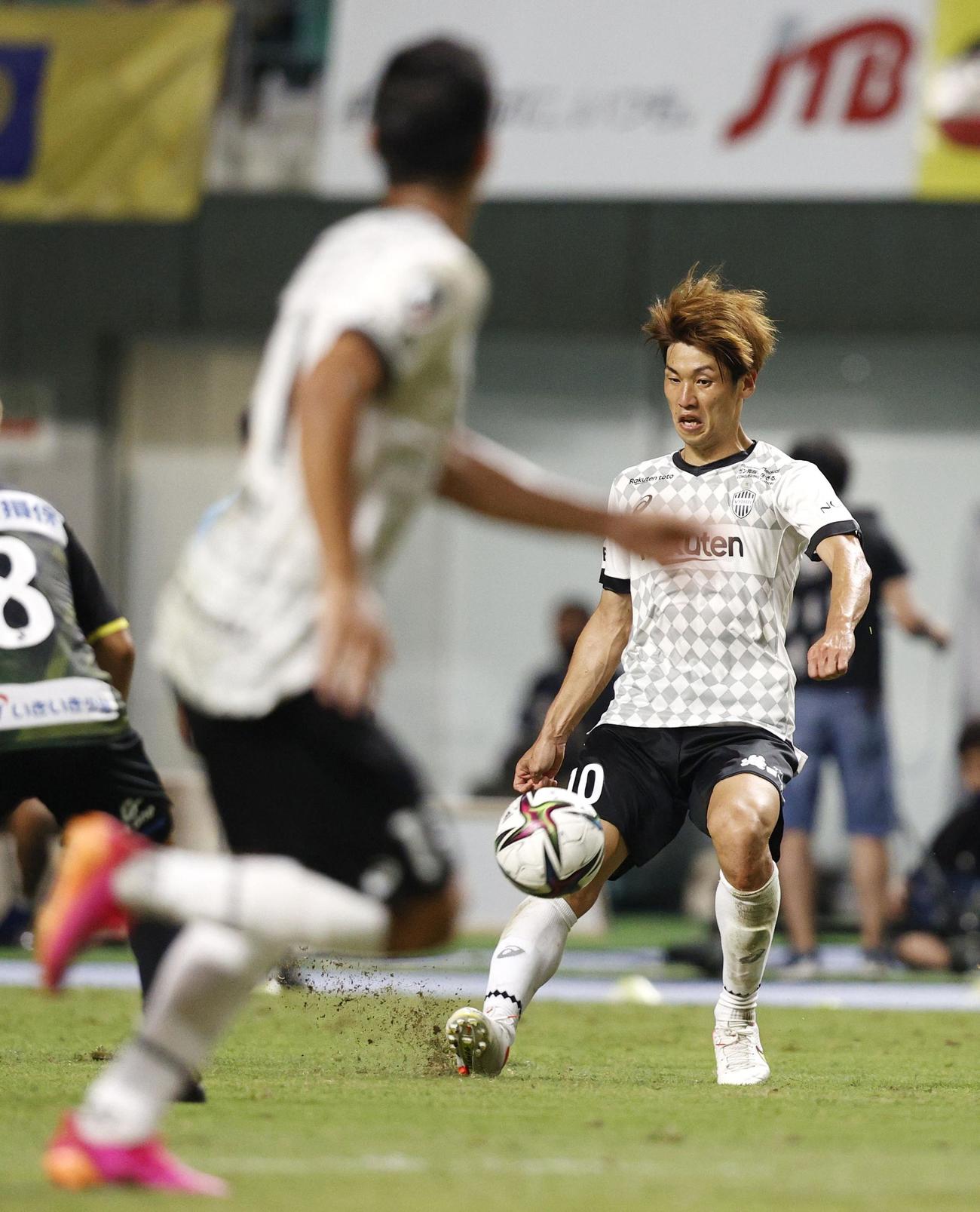 大分対神戸　前半、武藤（手前）にパスする神戸大迫勇也（共同）