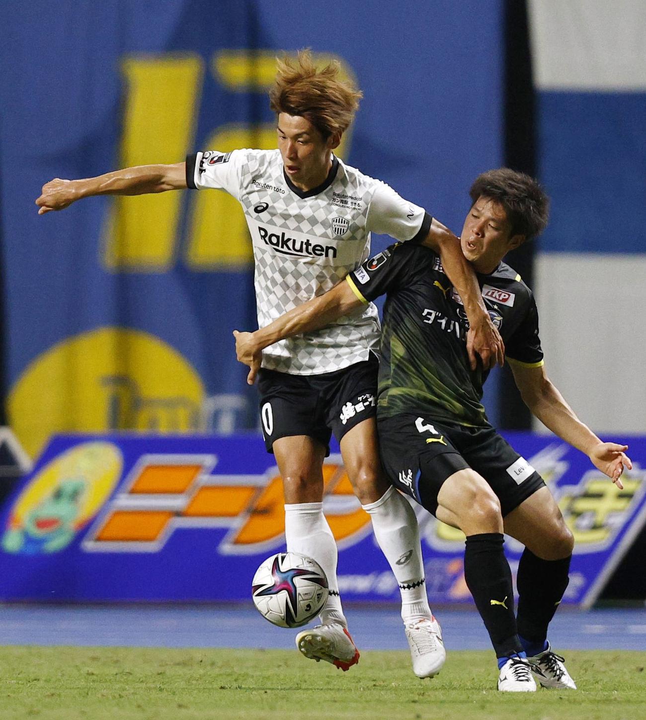 大分対神戸　前半、大分・坂（右）と競り合う神戸・大迫勇也（共同）