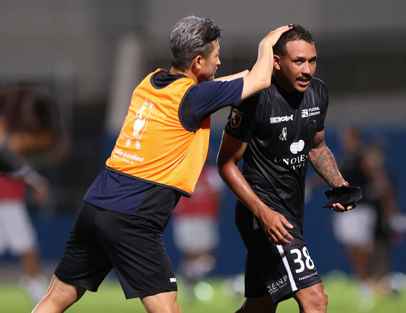 横浜FC対G大阪　前半が終わり、先制ゴールを奪った横浜FCアルトゥール・シルバ（右）をねぎらうカズ（撮影・河野匠）