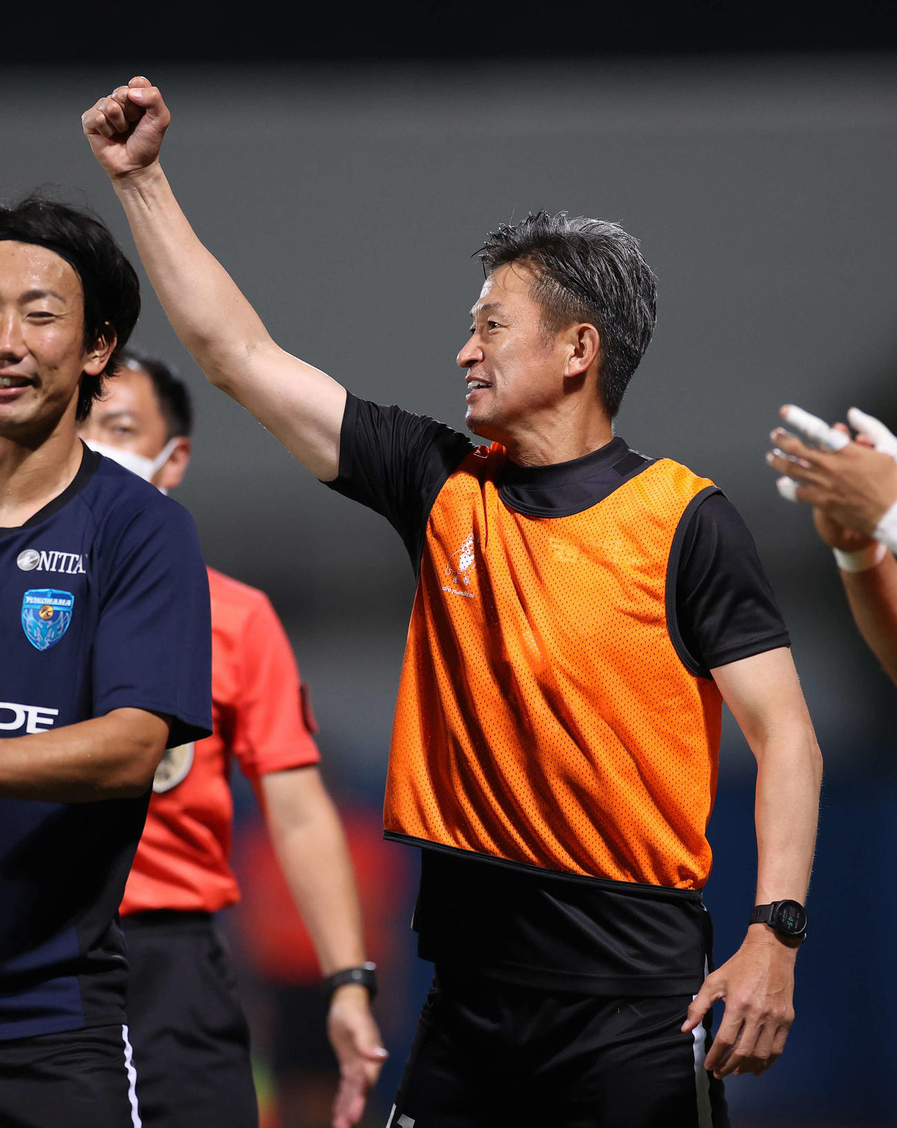 横浜FC対G大阪　後半、横浜FCフェリペ・ヴィゼウが勝ち越しゴールを決め、ガッツポーズを見せるカズ（撮影・河野匠）