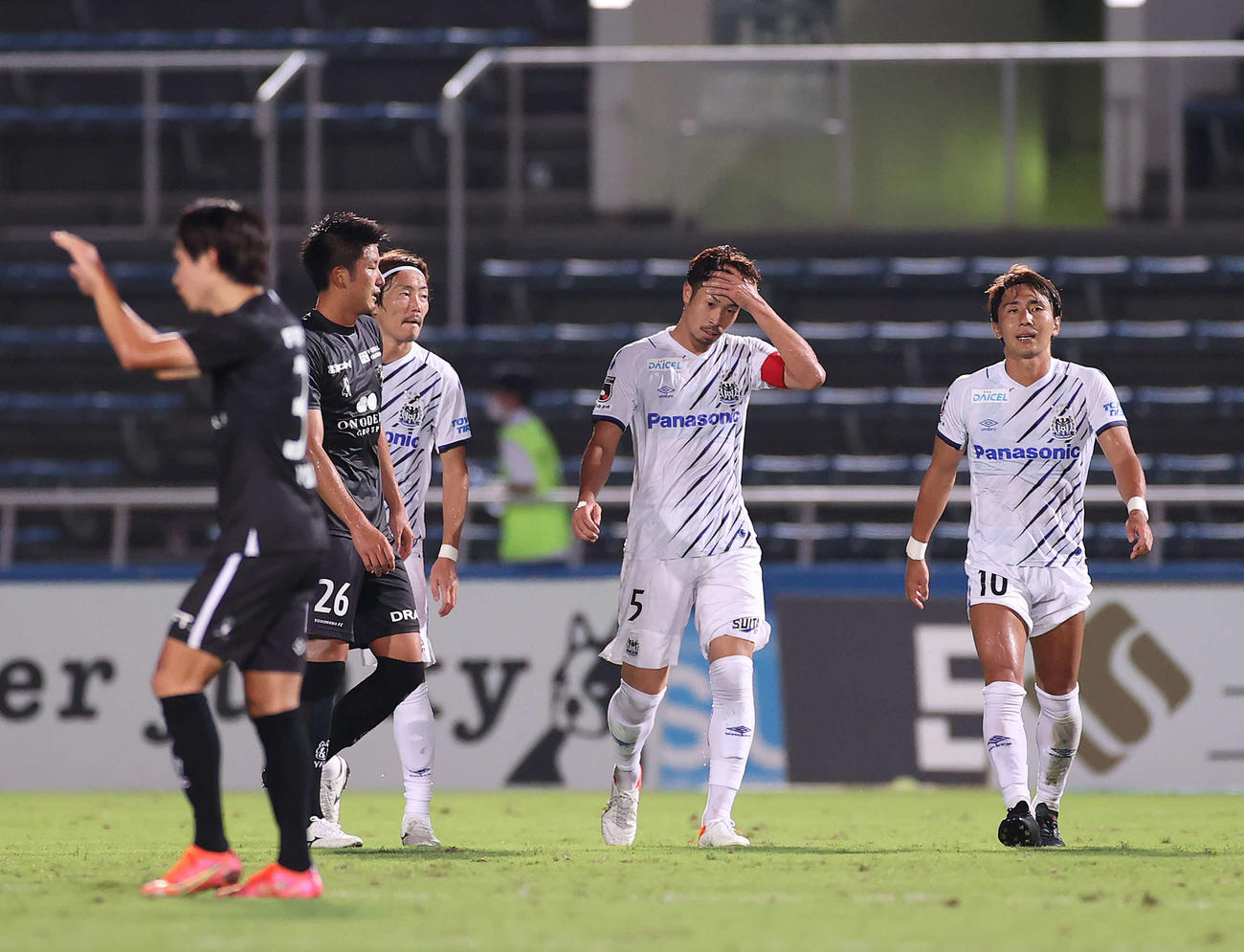 横浜FC対G大阪　横浜FCに敗れ悔しそうな表情を見せるG大阪の、右から倉田、三浦（撮影・河野匠）