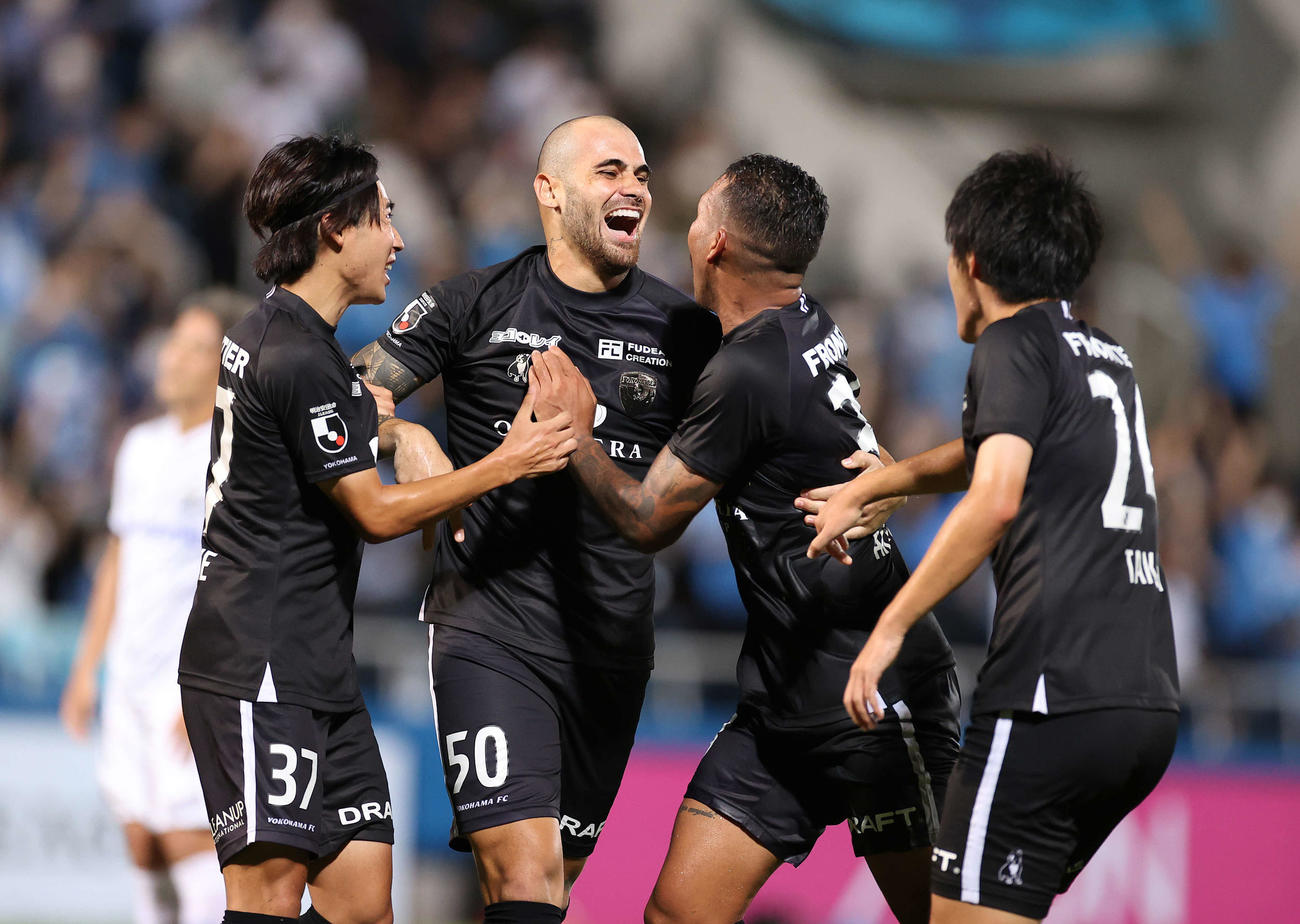 横浜FC対G大阪　後半、勝ち越しゴールを決め喜ぶ横浜FCフェリペ・ヴィゼウ（左から2人目）（撮影・河野匠）