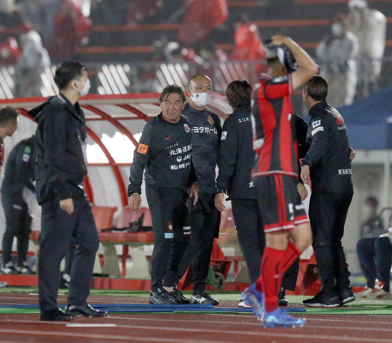札幌対名古屋　試合終了後、引き揚げ札幌ペトロビッチ監督（中央）（撮影・佐藤翔太）