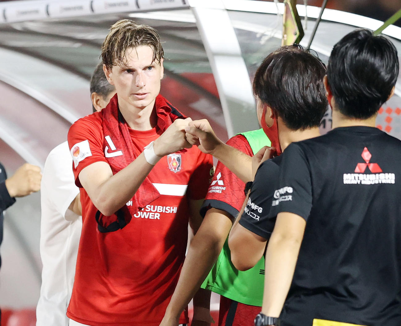 浦和対広島　試合後、チームメートとタッチを交わす浦和ユンカー（撮影・狩俣裕三）