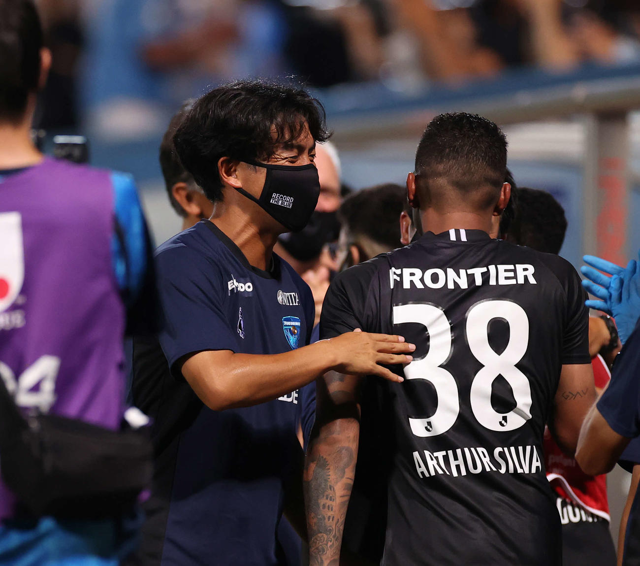 横浜FC対G大阪　G大阪に勝利し、笑顔を見せる横浜FC早川監督（左）（撮影・河野匠）