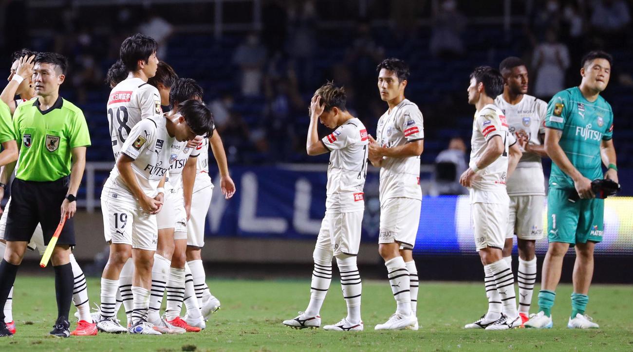 福岡に敗れ肩を落とす川崎Fイレブン