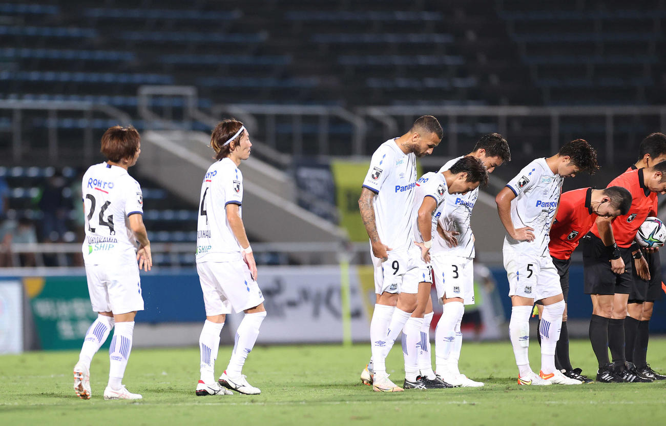 横浜FC対G大阪　横浜FCに敗れがっくりと整列するG大阪イレブン（撮影・河野匠）