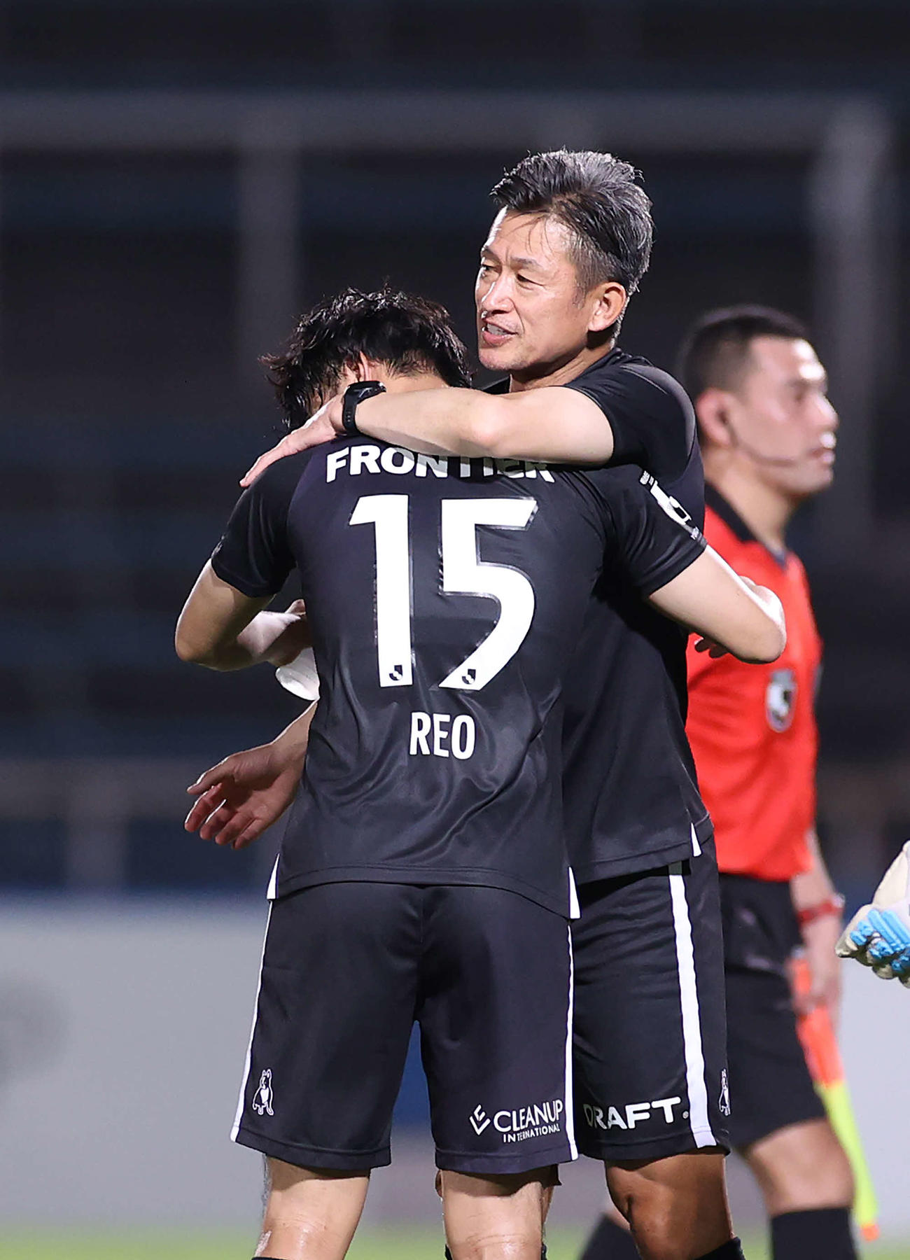 横浜FC対G大阪　G大阪に勝利し、3点目を決めた横浜FC安永（手前）をねぎらうカズ（撮影・河野匠）
