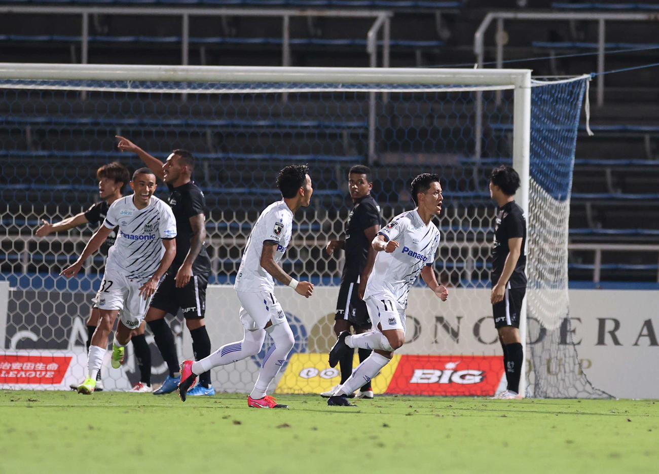 横浜FC対G大阪　後半、ゴールを奪い駆け出すG大阪小野（中央右）（撮影・河野匠）