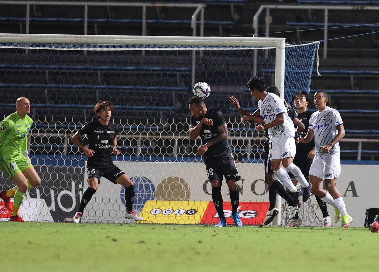 横浜FC対G大阪　後半、ヘディングでゴールを奪うG大阪小野（右手前）（撮影・河野匠）