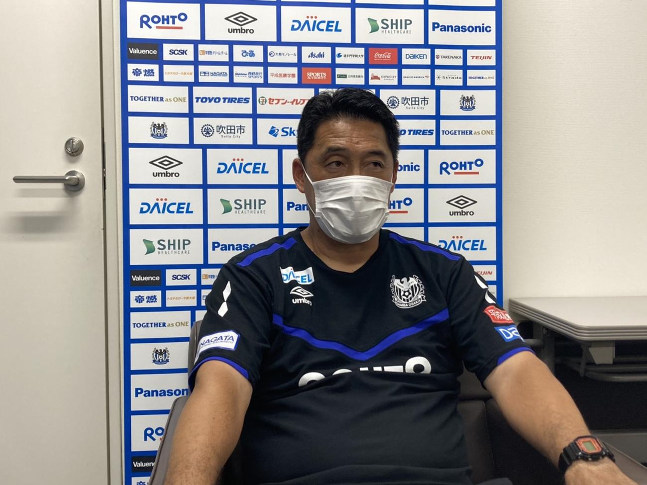 大阪ダービーに向けて取材に応じるG大阪松波監督（C）GAMBA OSAKA