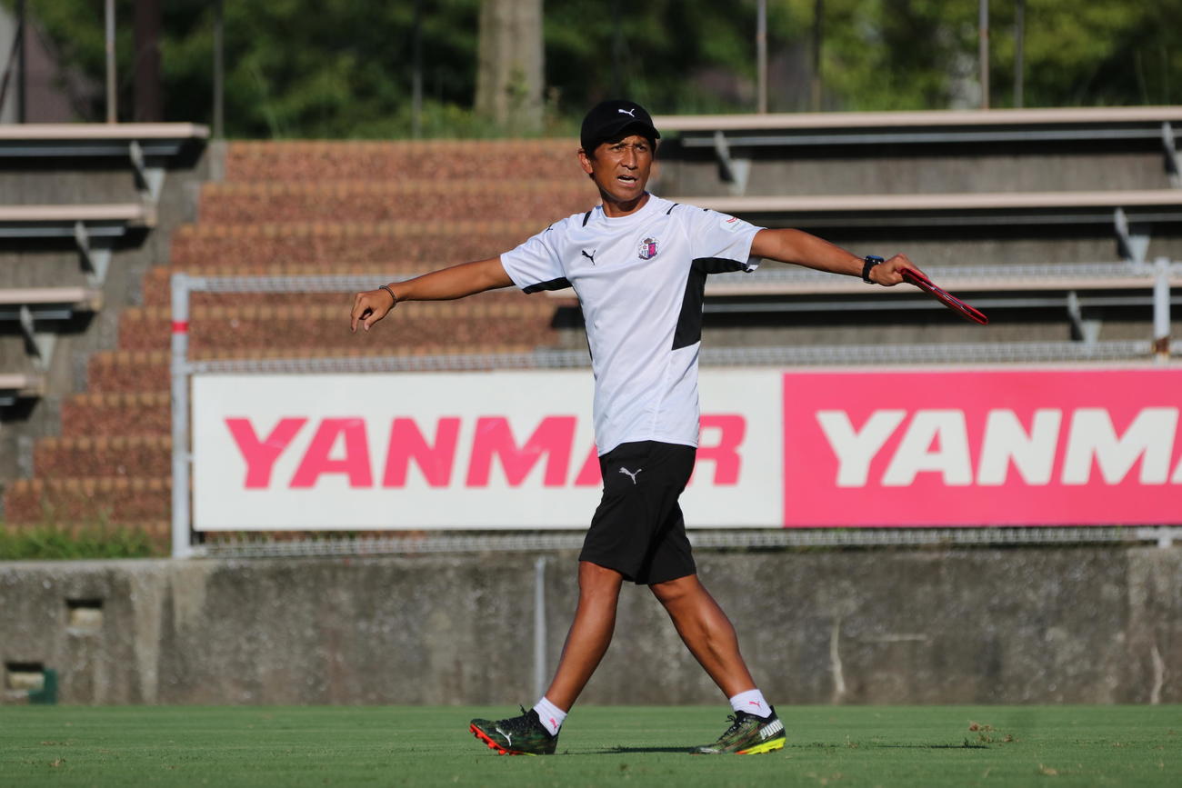 練習を指揮するC大阪小菊昭雄新監督（C）CEREZO OSAKA