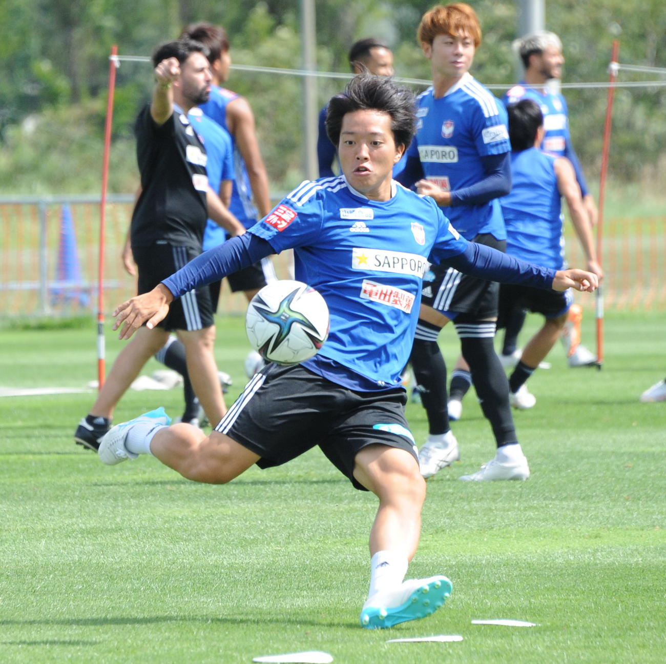 水戸戦前日の練習でシュートを放つ高木
