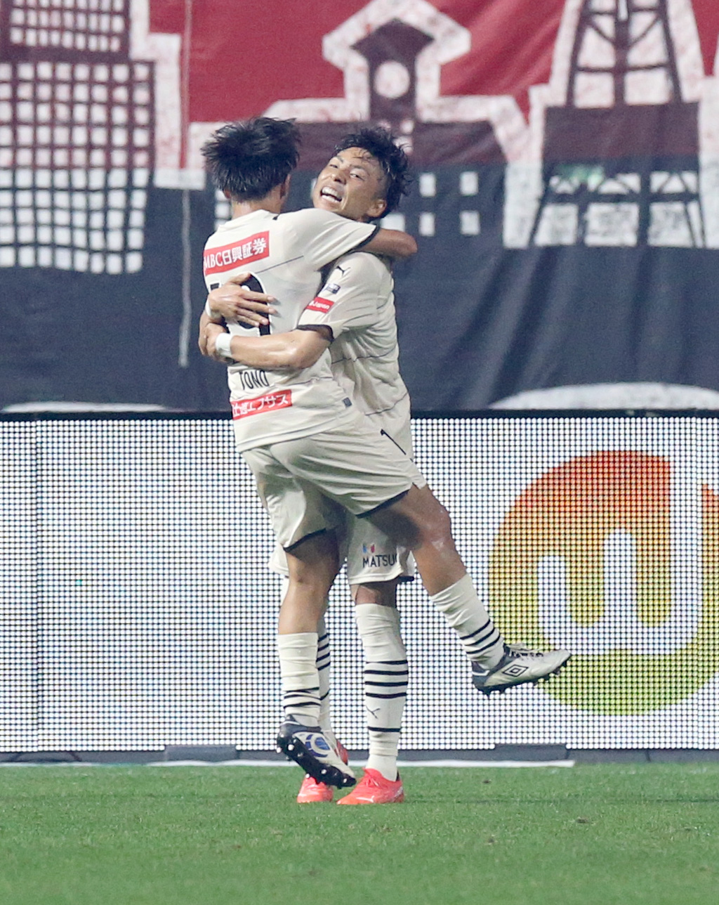 札幌対川崎F　前半、ゴールを決めた川崎F遠野（左手前）は小林と抱き合って喜ぶ（撮影・佐藤翔太）