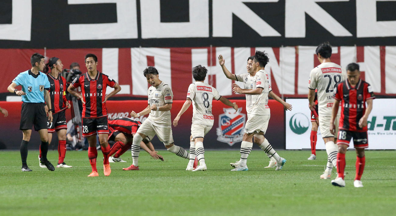 札幌対川崎F　前半、ゴールを決めチームメートと喜び合う川崎F小林（左から4人目）（撮影・佐藤翔太）