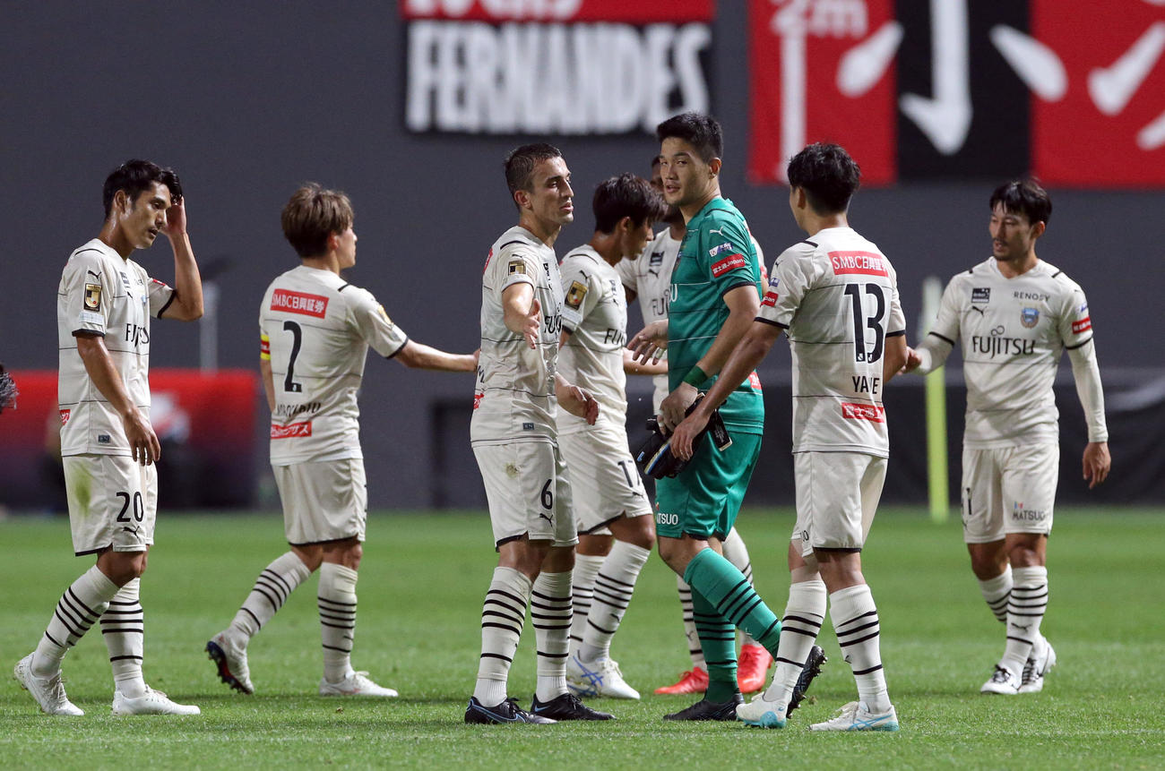 札幌対川崎F　試合終了後、喜び合う川崎Fイレブン（撮影・佐藤翔太）