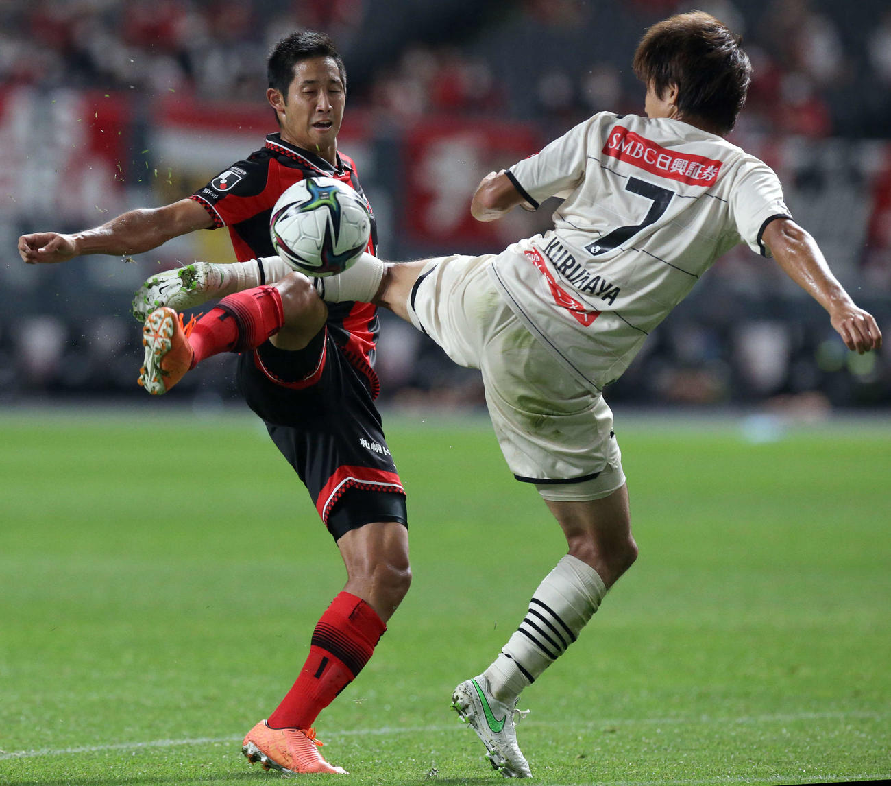 札幌対川崎F　後半、ゴール前で競り合う札幌青木（左）（撮影・佐藤翔太）