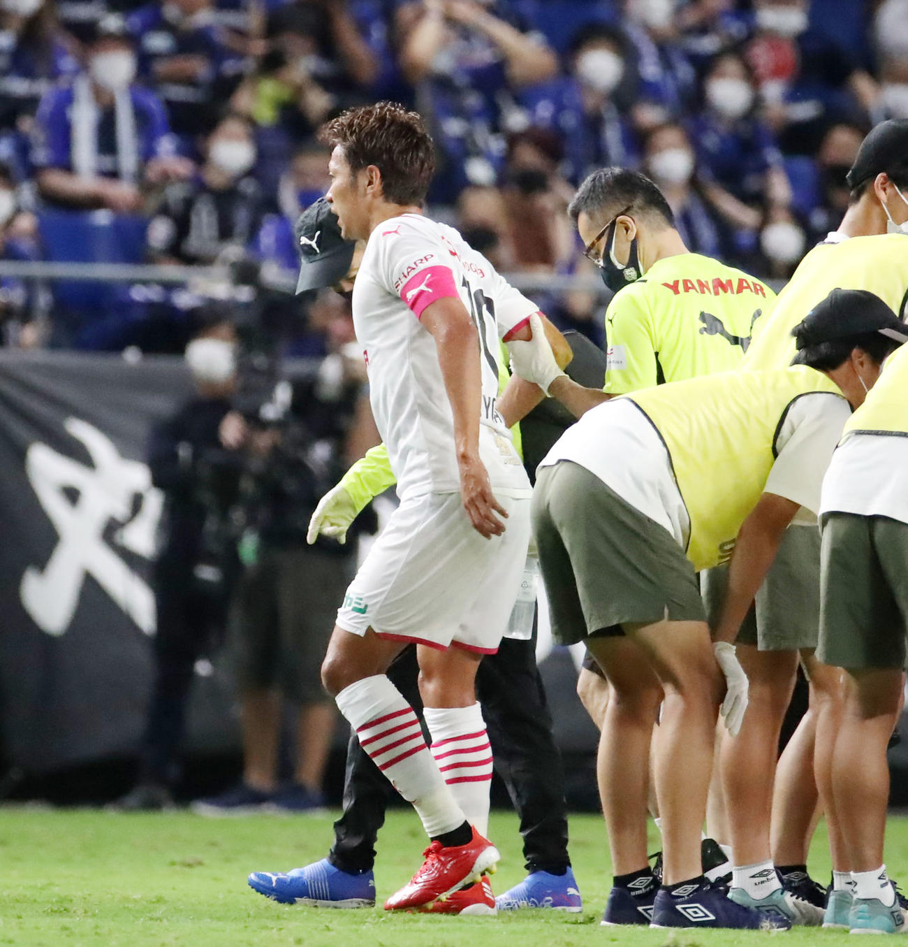 G大阪対C大阪　前半、C大阪清武はG大阪チアゴ・アウベスと接触転倒し負傷交代となる（撮影・加藤哉）