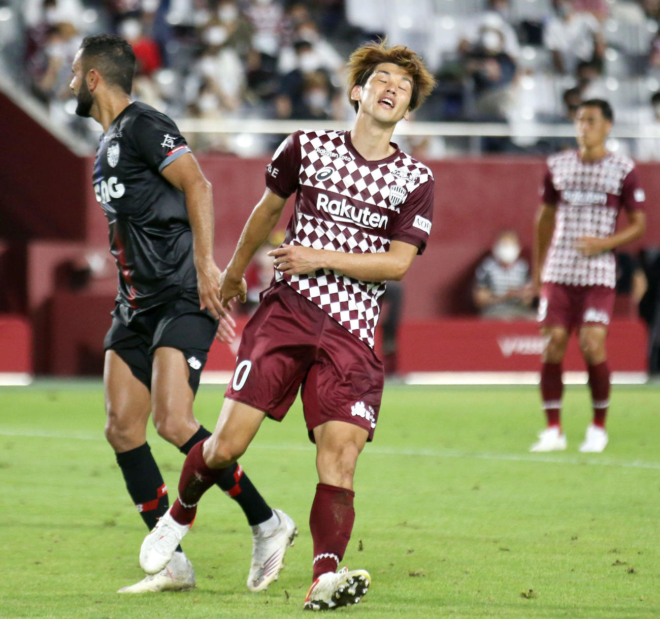 神戸対FC東京　後半、神戸大迫（手前）は味方のパスが届かずガックリする（撮影・上山淳一）