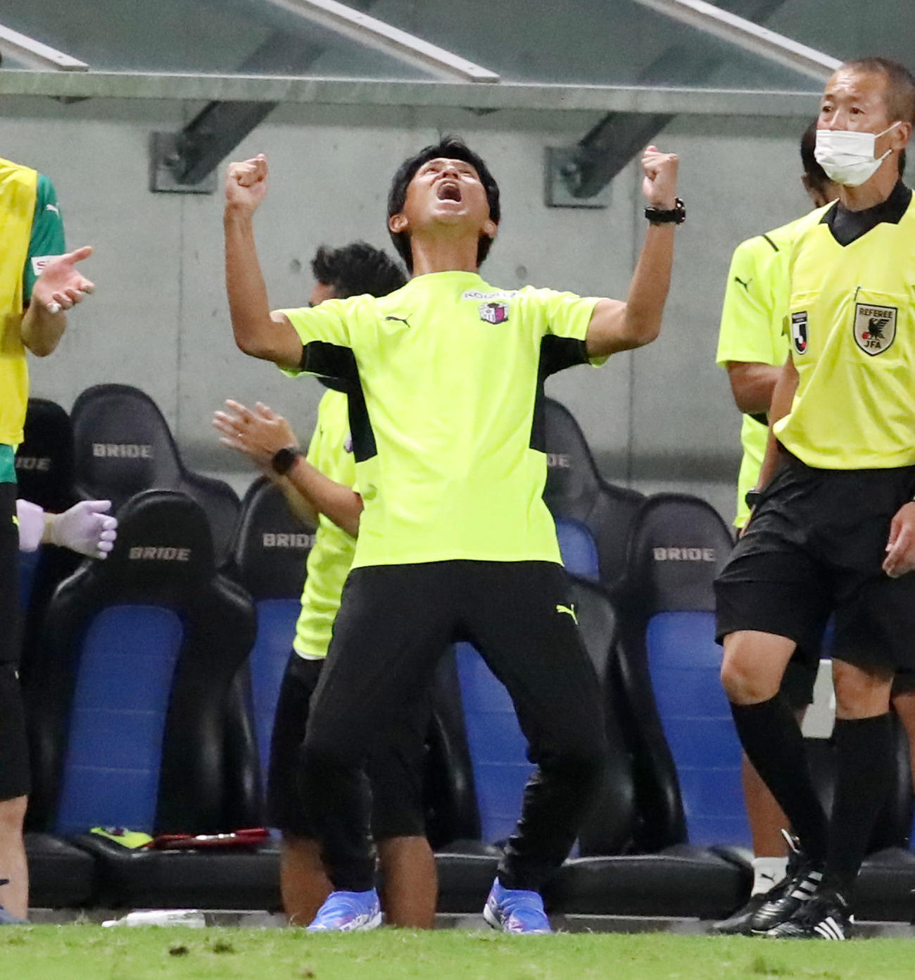 G大阪対C大阪　G大阪に勝利したC大阪の小菊新監督は、のけぞるほどのガッツポーズで喜びを爆発させた（撮影・加藤哉）
