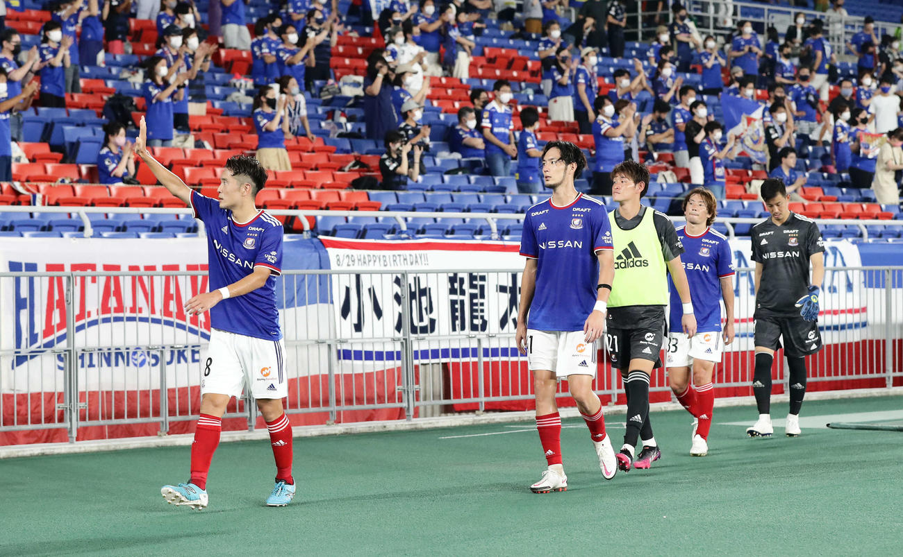 横浜対鹿島　ホームで敗れて引き揚げる、左から水沼、杉本ら横浜イレブン（撮影・丹羽敏通）