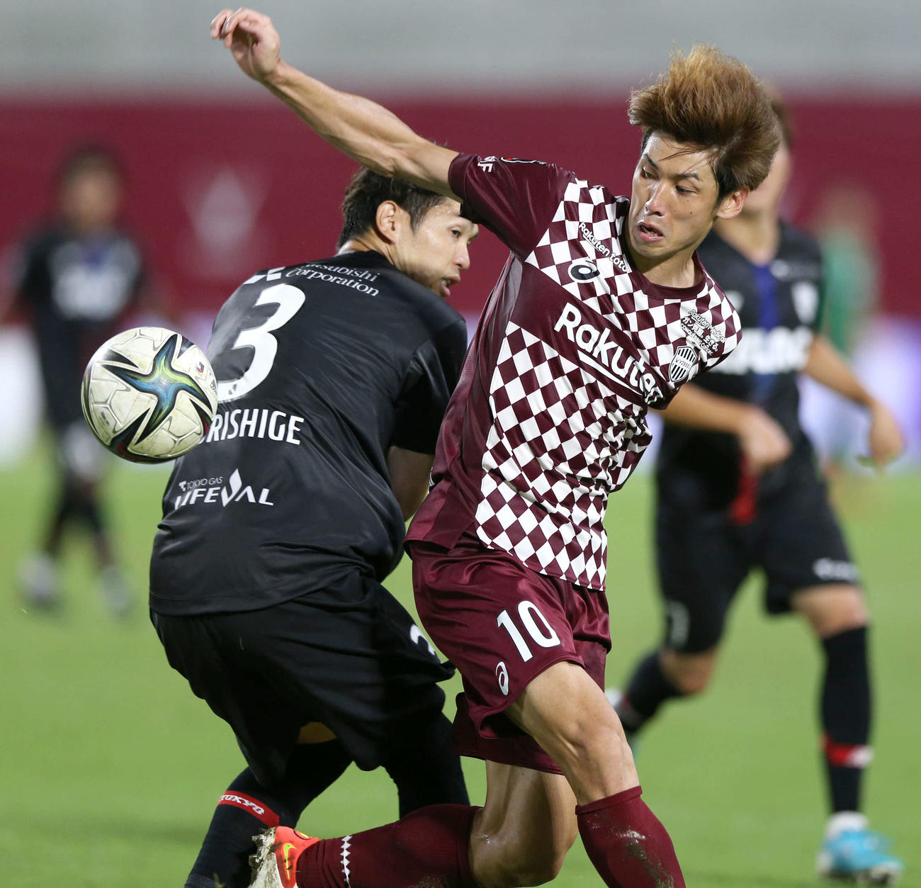 神戸対FC東京　後半、ボールを奪い合う神戸大迫（右）と東京森重（撮影・上山淳一）